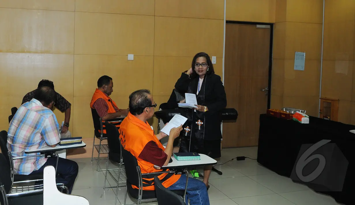Para Tahanan Korupsi saat melakukan kebaktian  untuk merayakan kenaikan isa almasih di gedung Komisi Pemberantasan Korupsi (KPK), Jakarta, Jumat (3/4/2015). (Liputan6.com/Herman Zakharia)