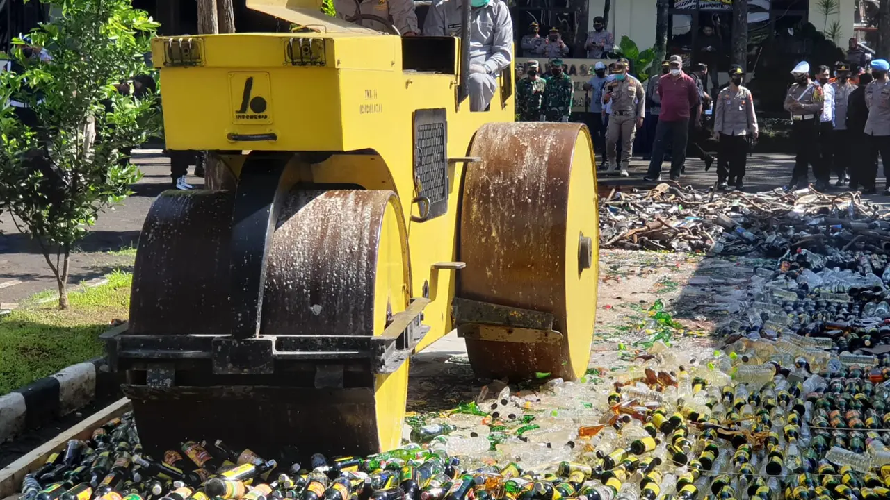 Menjelang libur nataru, ribuan botol minuman keras (miras), serta ratusan knalpot tak berstandar alias bising dimusnahkan polres Garut, Jawa Barat.