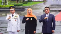 Khofifah Indar Parawansa menerima anugerah tanda kehormatan Satyalancana Karya Bhakti Praja Nugraha dari Presiden Jokowi. (Dian Kurniawan/Liputan6.com)