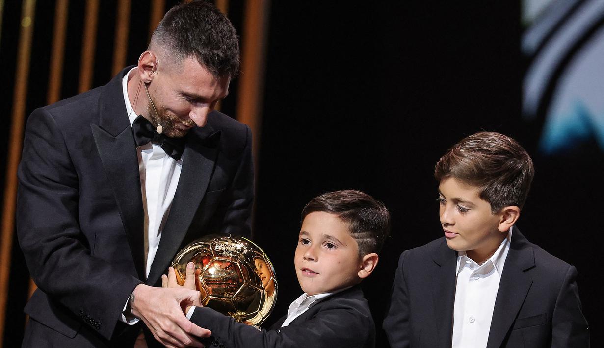 Gelar Ballon d'Or kedelapan Lionel Messi terasa sangat spesial, karena untuk pertama kalinya diraih tanpa harus bersaing dengan Cristiano Ronaldo. Lionel Messi cuma harus menyisihkan pesaing lainnya, Erling Haaland dan Kylian Mbappe. (AFP/Franck Fife)