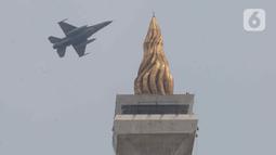HUT ke-79 TNI dimeriahkan dengan atraksi pesawat tempur. (Liputan6.com/Herman Zakharia)