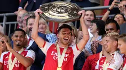 Arsenal memenangkan trofi pertamanya menyambut musim 2023/2024. Skuad racikan Mikel Arteta ini meraih trofi Community Sheild setelah mengalahkan Manchester City. (AP Photo/Kirsty Wigglesworth)