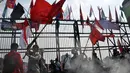 Dengan membawa bendera dan spanduk, massa terus menerus meneriakkan aspirasinya di depan pagar Gedung DPR RI, Jakarta, (11/9/14). (Liputan6.com/Miftahul Hayat)