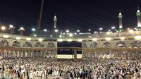 Umat muslim mengelilingi Kabah saat melakukan ibadah haji di Masjidil Haram, Mekah, Arab Saudi (28/8). Umat Muslim dari berbagai negara setiap tahunnya melaksanakan ibadah haji pada tanggal 8-12 Dzulhijjah. (AP Photo / Khalil Hamra)