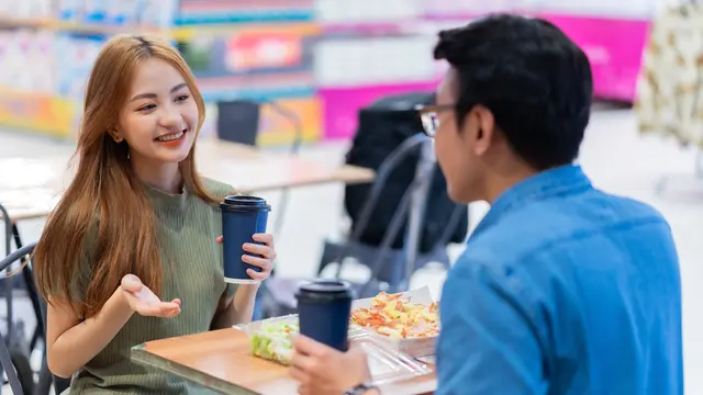 perempuan dan pasangan maret 12