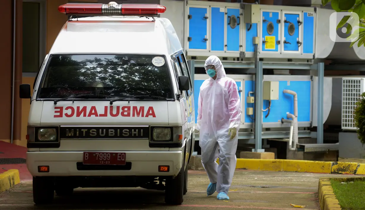 Petugas menyiapkan mobil ambulans untuk membawa pasien terduga virus corona di RSPI Prof. Dr. Sulianti Saroso, Sunter, Jakarta Utara, Kamis (5/3/2020). Satu WNA terindikasi virus corona diizinkan pulang setelah hasil pemeriksaan, WNA itu negatif corona. (merdeka.com/Imam Buhori)