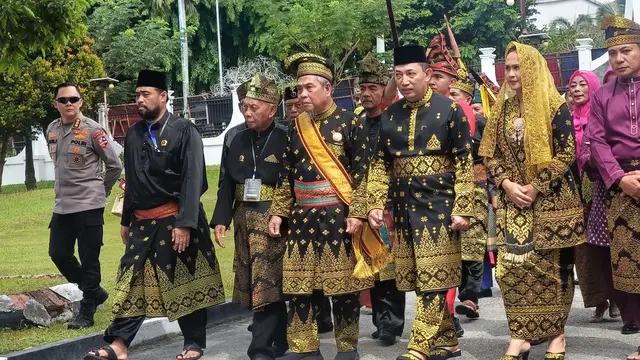 Kapolri Jenderal Listyo Sigit Prabowo datang ke LAM Riau menerima anugerah adat Ingatan Budi.