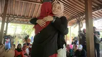 Istri capres nomor urut 3, Ganjar Pranowo, Siti Atikoh Supriyanti berdialog dengan ibu-ibu pengajian dan wanita hamil dari Kecamatan Banguntapan, Bantul. (Foto: Liputan6.com/Delvira Hutabarat).