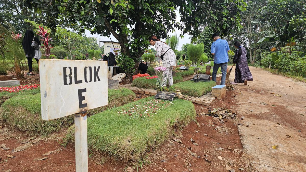 Tradisi Idulfitri di Depok: Ziarah Kubur dan Santunan Anak Yatim