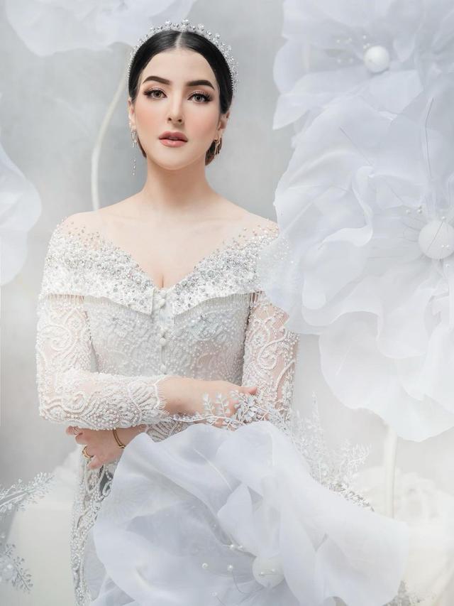 Potret Tasya Farasya Kenakan Busana Pengantin Bernuansa Putih. (Sumber: Instagram/tasyafarasya)