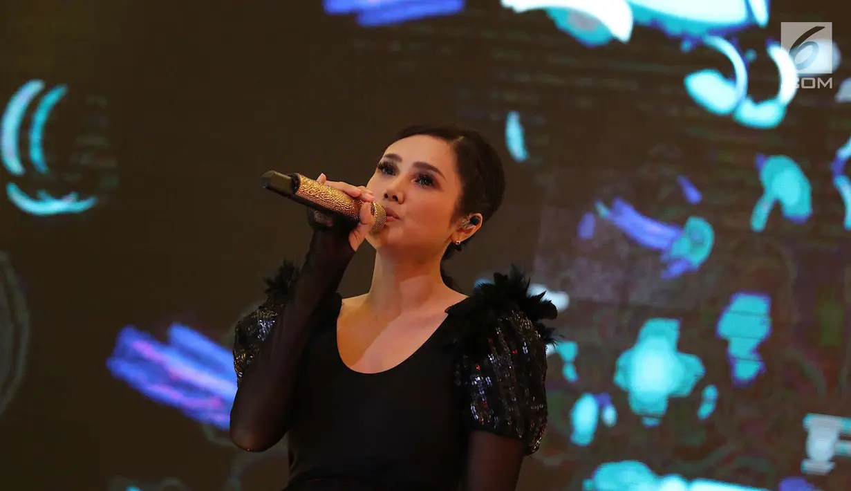 Penampilan Mulan Jameela saat peluncuran album solonya berjudul 99 Vol 2 “Patience”, Jakarta, Rabu (2/5). Album tersebut terdiri dari tujuh lagu yang menawarkan warna musik electronic dance music. (Liputan6.com/Immanuel Antonius)
