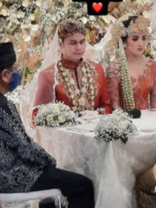 Momen pernikahan artis Handika Pratama dan presenter Rosiana Dewi. (Sumber: Instagram/@handikapratama20)