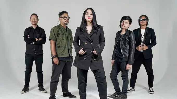 FOTO: Jadi Vokalis, Ini Kebersamaan Astrid Sartiasari dengan Cokelat Band