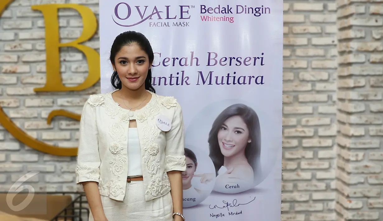 Naysila Mirdad berpose saat menjadi pembicara dalam acara  Wowens's talk launching ovale bedak dingin di beranda kitchen, Jakarta, Jumat (27/11). (Liputan6.com/Herman Zakharia)