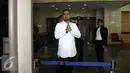 Pedangdut Saipul Jamil memberi salam kepada awak media saat tiba di KPK, Jakarta, Kamis (21/7). Saipul Jamil diperiksa sebagai saksi kasus dugaan suap kepada panitera PN Jakarta Utara terkait putusan perkaranya. (Liputan6.com/Helmi Afandi)