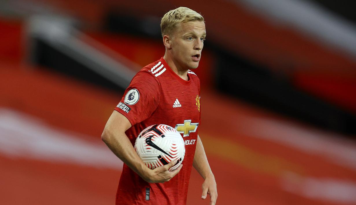 Donny van de Beek. Gelandang Belanda berusia 25 tahun yang kini menjalani musim ke-3 bersama Manchester United usai didatangkan dari Ajax Amsterdam pada awal musim 2020/2021 ini menempati posisi kelima sebagai pemain termahal yang pernah didatangkan klub Liga Inggris dari Liga Belanda. MU mengeluarkan biaya senilai 39 juta euro atau kini setara Rp578 miliar untuk mendatangkannya. Ditangani 3 pelatih berbeda di MU, mulai Ole Gunnar Solskjaer, Ralf Rangnick hingga yang terbaru Erik ten Hag, posisinya masih belum berubah sebagai pemain pelapis yang akhirya sempat dipinjamkan selama setengah musim ke Everton pada musim lalu. (AP/Pool/Richard Heathcote)