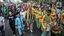 Kesenian Betawi tampil dalam pawai kesenian saat Hari Bebas Kendaraan Bermotor (HBKB) atau car free day (CFD) di Jalan MH Thamrin, Jakarta, Minggu (19/6/2022). Pawai yang menampilkan berbagai budaya dan kesenian Betawi seperti ondel-ondel, tari topeng, serta tanjidor tersebut digelar dalam rangka menyambut HUT ke-495 DKI Jakarta. (merdeka.com/Iqbal S. Nugroho)