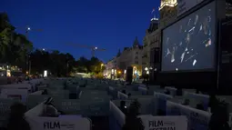 Para penonton menyaksikan opera Fidelio karya Beethoven dalam kotak-kotak terpisah selama Festival Film di Rathausplatz, Wina, Austria (4/7/2020). Festival Film di Rathausplatz, Wina, tahun ini dibuka pada Sabtu (4/7). (Xinhua/Guo Chen)
