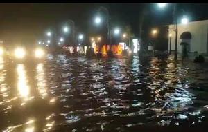 Akses utama jalan darat yang menghubungkan Pulau Jawa dan Bali lumpuh total akibat limpasan air yang membawa batu masuk ke jalan raya, pada Rabu malam (21/1/2026). (Liputan6.com/ Hermawan Arifianto)