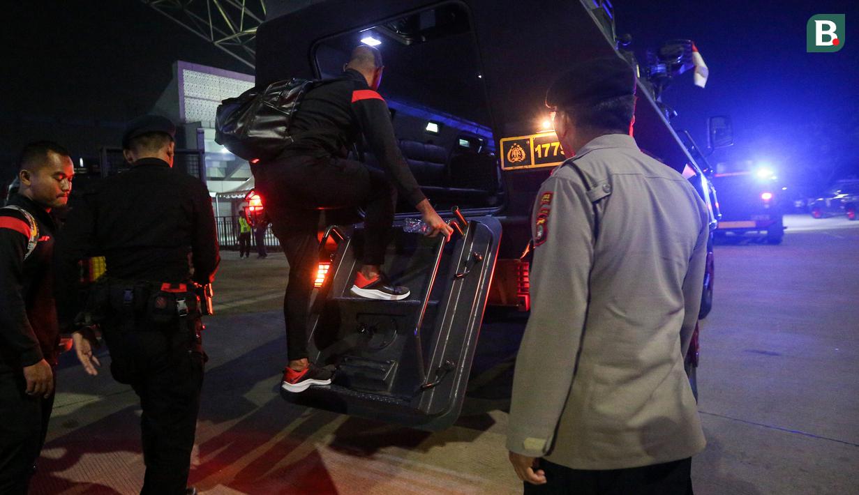 Sejumlah official Persija Jakarta memasuki kendaraan taktis setelah laga lanjutan BRI Liga 1 2022/2023 antara Persita Tangerang melawan Persija Jakarta di Stadion Indomilk Arena, Tangerang, Selasa (28/03/2023). (Bola.com/Bagaskara Lazuardi)