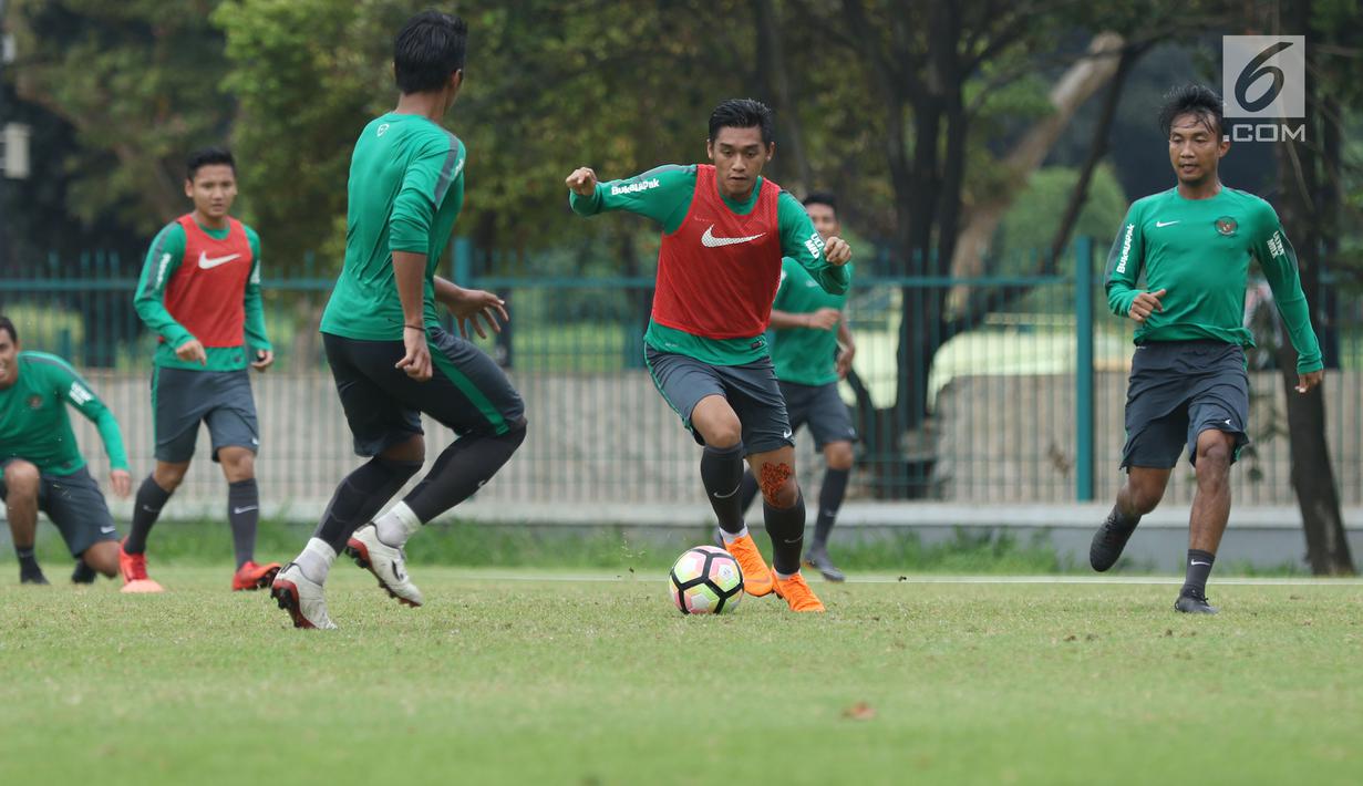 Pemain Timnas Indonesia U-23, Septian David Maulana (tengah) berebut bola saat latihan di Lapangan A Senayan, Jakarta, Sabtu (17/3). Latihan ini persiapan uji tanding melawan Singapura pada 21 Maret mendatang. (Liputan6.com/Helmi Fithriansyah)