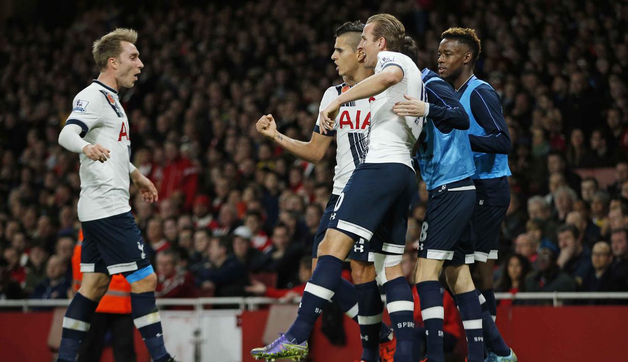 Pemain Tottenham Harry Kane (tiga kanan) merayakan gol bersama rekannya pada lanjutan Liga Premier Inggris  di Stadion Emirates, London, Inggris, Minggu (8/11/2015). Arsenal bermain imbang 1-1. (Reuters/Andrew Couldridge)