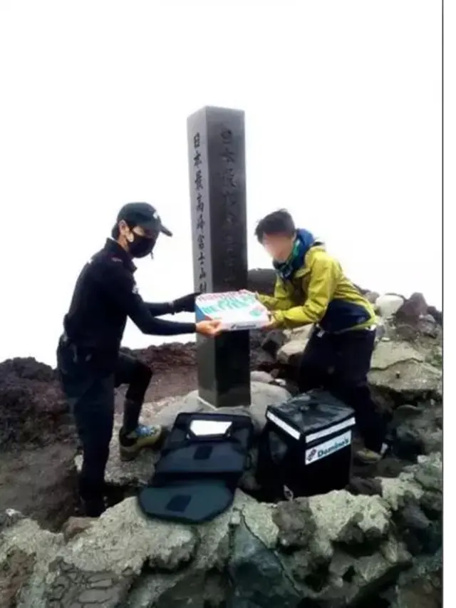 Pejalan Kaki Ini Pesan Pizza di Puncak Gunung Fuji, Biaya Kirim Hampir Rp 5 Juta