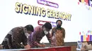 (Ki-ka) CEO MyRepublic Timotius Sulaiman bersama CEO Vidio Sutanto Hartono disaksikan Direktur Utama PT Smartfren Telecom Merza menandatangani nota kesepahaman di Kantor Smartfren, Jakarta, Kamis (7/7/2022). Vidio mengumumkan kerja sama strategis dengan penyedia layanan internet MyRepublic dan Smartfren. (Liputan6.com/Faizal Fanani)