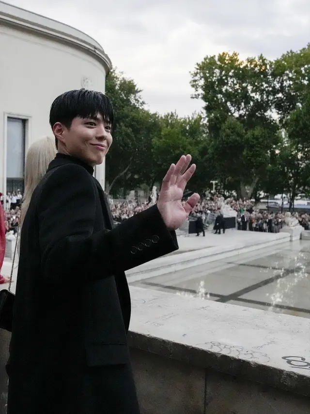 FOTO: Gaya V BTS, Lisa Blackpink, dan Park Bo Gum Saat Fashion Show di Paris