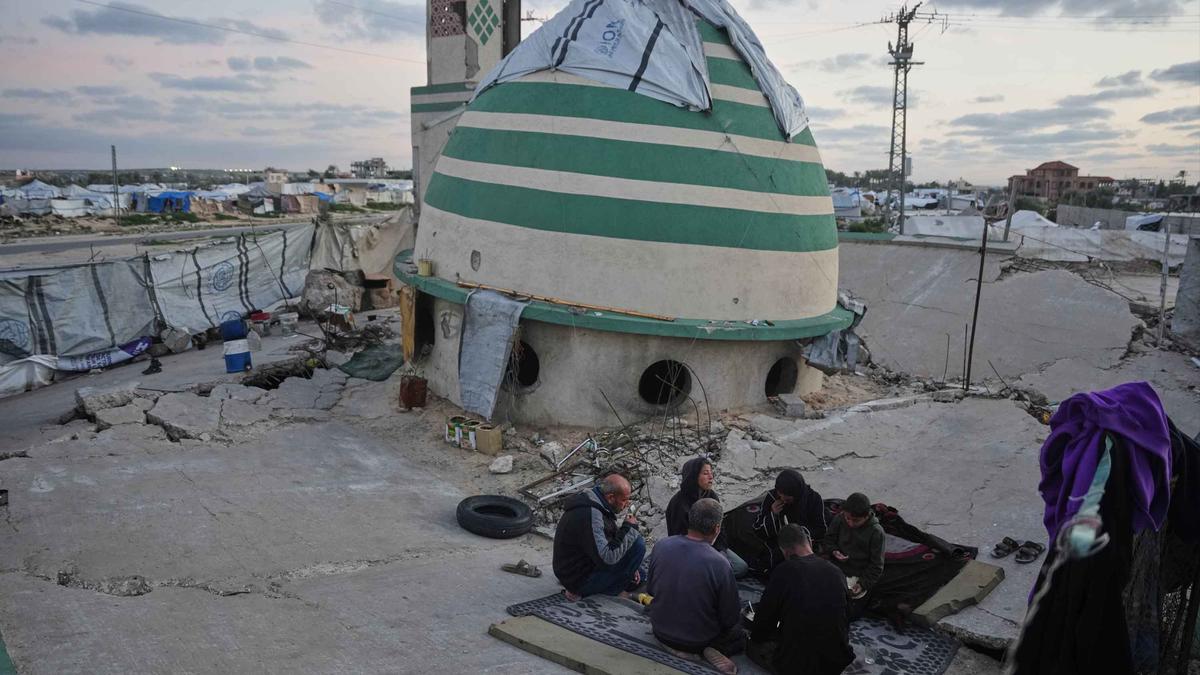 Penuh Haru dan Sukacita, Keluarga Suleiman Berbuka Puasa Bersama di Tengah Reruntuhan Gaza