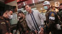 Mantan Menteri Perdagangan Muhammad Lutfi (tengah) usai menjalani pemeriksaan di Gedung Bundar, Kejagung, Jakarta, Rabu (22/6/2022). Muhammad Lutfi menjalani pemeriksaan selama 12 jam sebagai saksi terkait kasus fasilitas pemberian izin ekspor crude palm oil (CPO) dan turunannya, termasuk minyak goreng, periode 2021-2022. (Liputan6.com/Faizal Fanani)