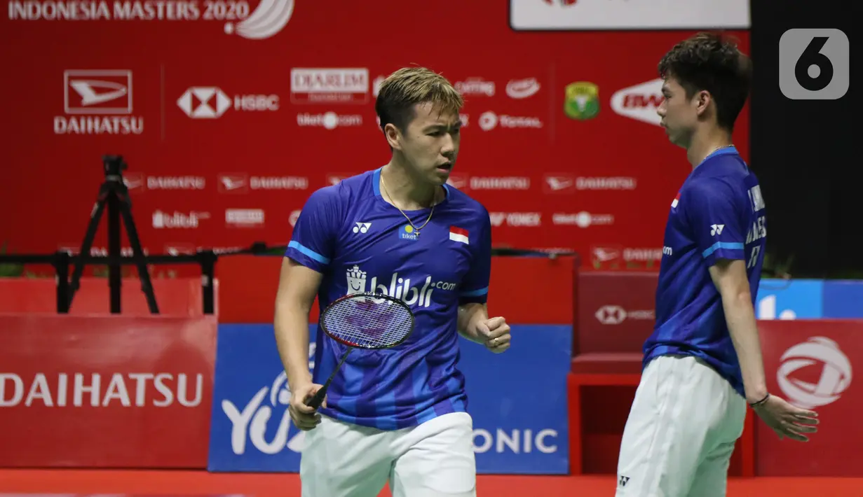 Pebulutangkis Indonesia, Kevin Sanjaya Sukamulio/Marcus Fernaldi Gideon saat melawan Hendra Setiawan/Mohammad Ahsan pada final ganda putra Indonesia Masters 2020 di Istora GBK, Jakarta, MInggu (19/1/2020). Kevin/Markus unggul 21-15 21-16. (Liputan6.com/Helmi Fithriansyah)