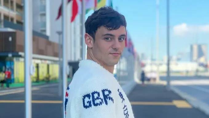 Tom Daley, Atlet Loncat Indah Inggris Viral Rajut Kardigan Spesial Olimpiade Tokyo 2020