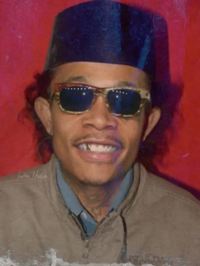 6 Editan Foto Seleb Dunia Pakai Peci Ini Bikin Pangling, Tampak Melokal