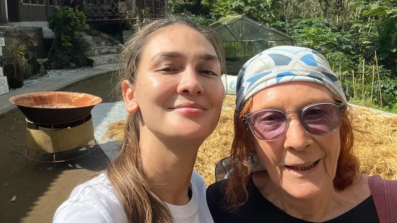 Luna Maya dan ibunda tercinta.