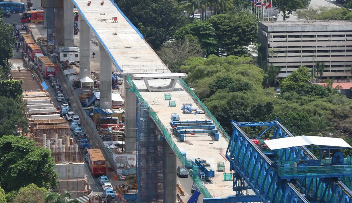 Sejumlah kendaraan melintas di bawah jalan layang transjakarta koridor XIII Tendean-Ciledug, Jakarta, Kamis (7/4). Jalan layang sepanjang 9,3 kilometer ini sudah mencapai 54,6 persen dan diperkirakan rampung Desember 2016. (Liputan6.com/Angga Yuniar)