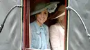 Duchess of Cambridge Kate Middleton saat menghadiri ajang pacuan kuda Royal Ascot di Ascot, Inggris, Selasa (18/6/2019). Kate tampil cantik dengan mengenakan topi atau fascinator motif bunga berwarna biru muda. (Steve Parsons/PA via AP)