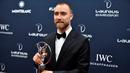 Pesepak bola Denmark dan Manchester United, Christian Eriksen berfoto bersama trofi penghargaan Laureus Awards 2023 untuk kategori comeback of the year dalam acaara seremoni di Paris, Prancis, Selasa (9/5/2023) dini hari WIB. Pesepak bola lainnya yang meraih penghargaan Laureus Awards 2023 adalah Christian Eriksen untuk kategori Comeback of The Year. (AFP/Julien De Rosa)