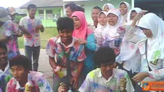 Citizen6: Guru yang seharusnya membimbing murid-muridnya, malah ikut mencoret seragam muridnya dan berfoto bersama. (Pengirim: Sohib Budin) 