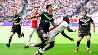 Bek FC Twente, Mees Hilgers berduel dengan striker Ajax Amsterdam dalam laga pekan terakhir Eredivisie 2024/2205 di Johan Cruijff ArenA, Amsterdam, Minggu (18/5/2025). (AFP/Olaf Kraak).