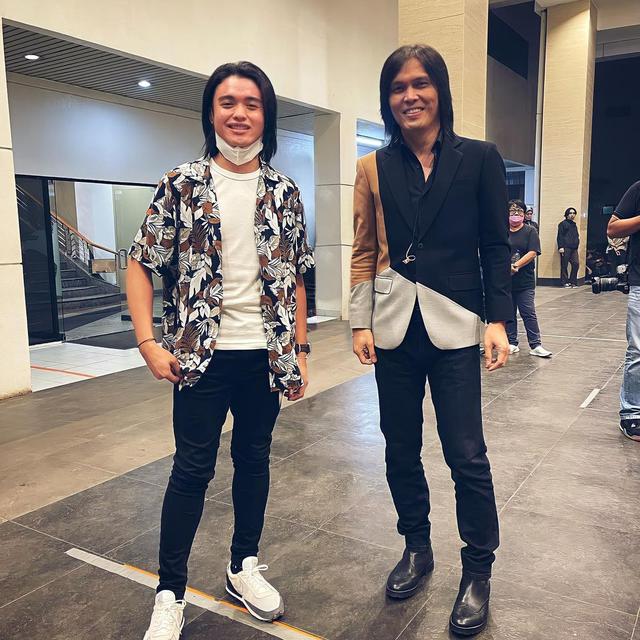 7 Potret Restu, Putra Charly van Houten yang Ikut Terjun di Dunia Musik