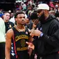 Bronny James berbicara dengan LeBron James. Keduanya akan main bareng di Los Angeles Lakers pada NBA 2024/2025. (AFP)