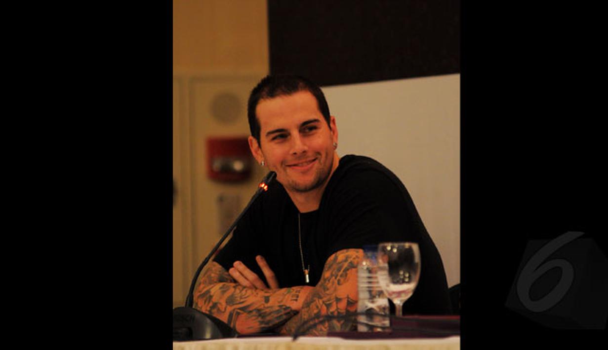 Salah satu personil grup musik Avenged Sevenfold (A7X) tersenyum saat sesi jumpa pers di Jakarta, Sabtu (17/1/2015). Avenged Sevenfold akan beraksi di Parkir Timur Senayan, Jakarta, 18 Januari mendatang. (Liputan6.com/Faisal R Syam)