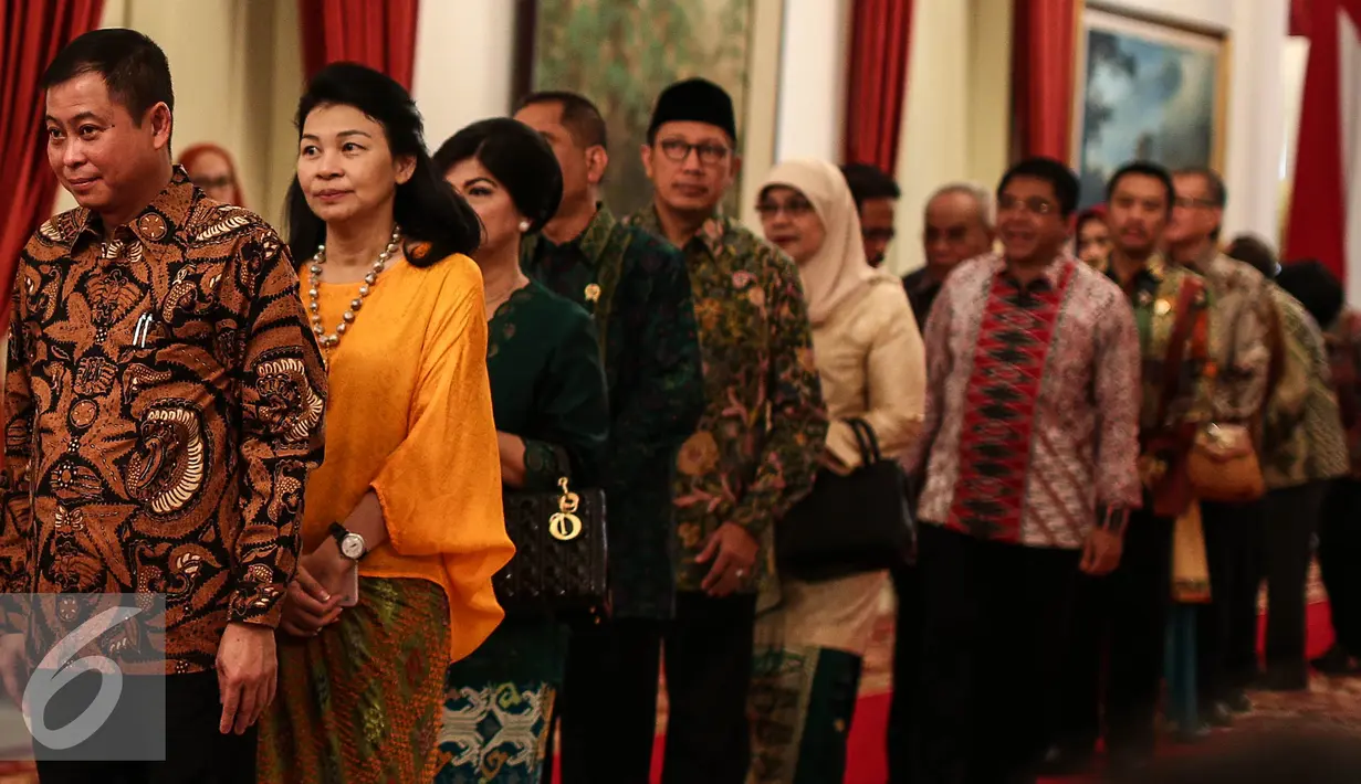 Menteri Perhubungan Ignasius Jonan dan sejumlah pejabat hadir dalam Silaturahmi Idul Fitri 1437 H di Istana Negara, Jakarta, Senin (11/7). (Liputan6.com/Faizal Fanani)