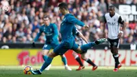 Striker Real Madrid, Cristiano Ronaldo, mencetak dua gol melalui titik penalti saat mengalahkan Valencia 2-1 di Stadion Mestalla, Sabtu (27/1/2018). (Twitter Real Madrid)
