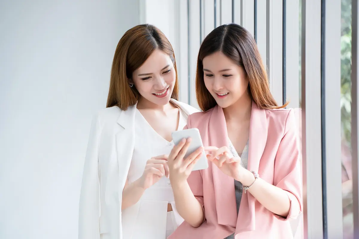 Tips Tampil Cantik Luar Dalam Saat Kembali WFO, Biar Makin Percaya Diri dan On Point