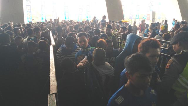 Antrean suporter Persib vs Bali United