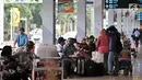 Calon penumpang menunggu jadwal keberangkatan di Bandara Halim Perdanakusuma, Jakarta, Rabu (13/2). Jumlah penumpang di jalur penerbangan domestik Bandara Halim menurun sebesar  18,38 persen sejak kenaikan harga tiket pesawat (Merdeka.com/Iqbal S Nugroho)