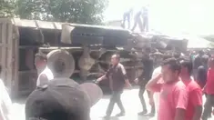 Sebuah dump truck menimpa minibus di Jalan Raya Lebak Wangi, Cigudeg, Kabupaten Bogor, Jawa Barat. Empat orang meninggal dunia dan dua orang lainnya luka-luka dalam kecelakaan ini.