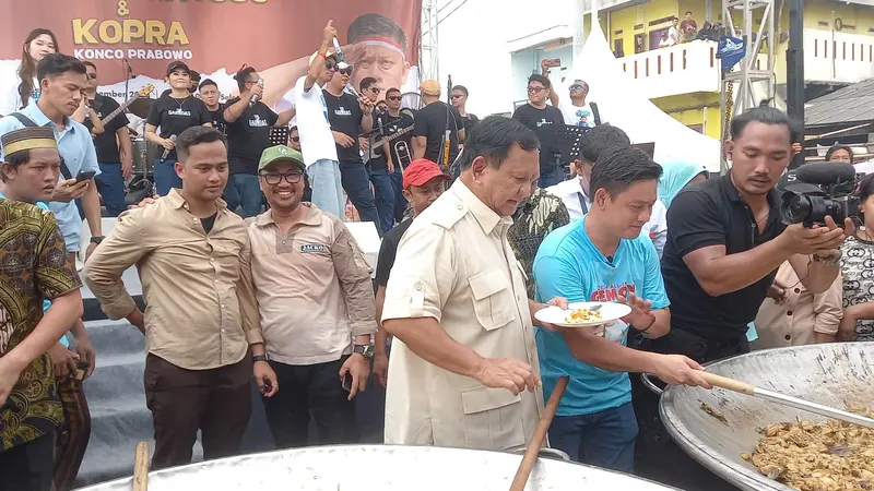 Calon presiden (capres) nomor urut 2 Prabowo Subianto masak di daerah Cilincing, Jakarta Utara pada Jumat siang (8/12/2023).